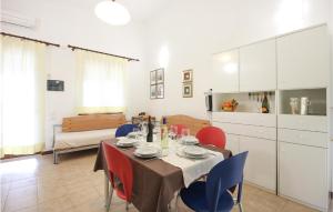 a dining room with a table and some chairs at Trilo Beach in Monte Nai