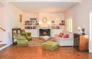 sala de estar con sofá, sillas y chimenea en Pet Friendly Home In La Tour Daigues With Kitchen, en La Tour-dʼAigues