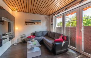 - un salon avec un canapé et une télévision dans l'établissement Cozy Apartment In Friedrichskoog With Kitchen, à Friedrichskoog