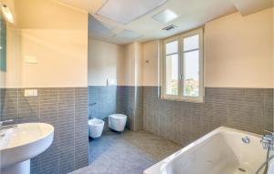 A bathroom at Amazing Home In Puegnago Sul Garda