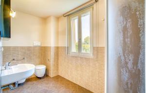 A bathroom at Amazing Home In Puegnago Sul Garda