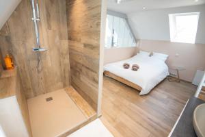 - une chambre avec une douche et un lit dans un dortoir dans l'établissement Loft cosy et lumineux, centre bourg par Groom*, à Guidel