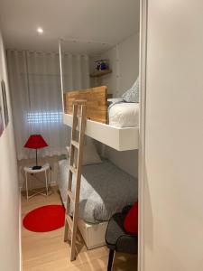 ein kleines Zimmer mit einem Etagenbett und einer Leiter in der Unterkunft Misan Mer in Nieuwpoort