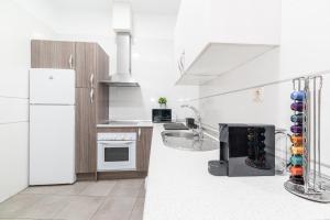 Kuchyň nebo kuchyňský kout v ubytování Modern Cozy flat in Granada's city centre 1