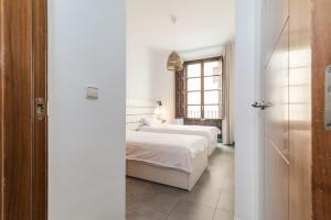 Postel nebo postele na pokoji v ubytování Modern Cozy flat in Granada's city centre 1