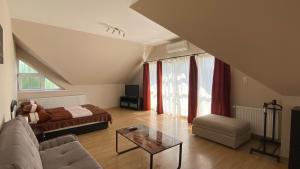Postel nebo postele na pokoji v ubytování Korall Apartman