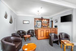 een wachtkamer met lederen stoelen en een bar bij Morningside Hotel in Whitby