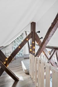 Loft con vigas de madera y luces de cuerda en *Lasuite #3 GREEN*, en Valenciennes