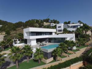 une vue aérienne d'une maison avec piscine dans l'établissement Villa Sofia, à Jávea