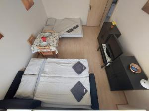 A television and/or entertainment centre at Apartman Michaela