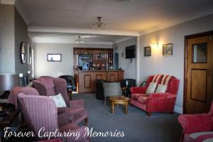 een woonkamer met banken en stoelen bij Morningside Hotel in Whitby