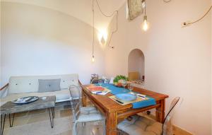 een eetkamer met een tafel en een bank bij 1 Bedroom Cozy Apartment In Massa Lubrense in Massa Lubrense