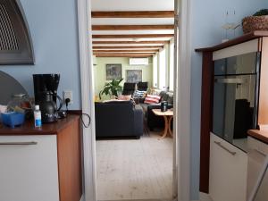 an open hallway with a kitchen and a living room at Det Blå Gæstehus in Fanø