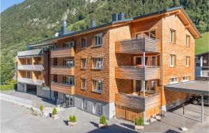 een luchtzicht op een groot bakstenen gebouw bij Nice Apartment In Klsterle With Sauna in Klösterle am Arlberg
