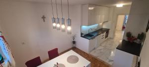 una cucina con lavandino e tavolo in una stanza di Cozy Apartment Jole a Zara (Zadar)