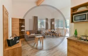 - un salon avec un canapé et une table dans l'établissement Amazing Apartment In Klsterle With House A Mountain View, à Klösterle am Arlberg