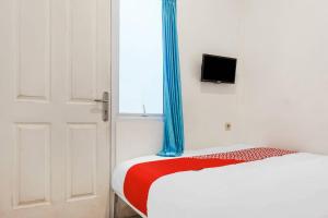 A bed or beds in a room at Super OYO 91074 Stariez Senen Syariah
