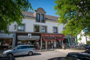 une voiture garée devant un bâtiment dans une rue dans l'établissement Loft cosy et lumineux, centre bourg par Groom*, à Guidel