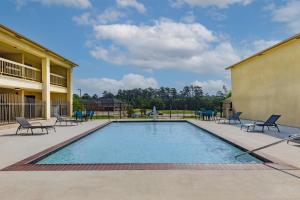 Days Inn & Suites by Wyndham Huntsville 내부 또는 인근 수영장