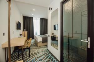 Televiisor ja/või meelelahutuskeskus majutusasutuses Graphic Hotel Batumi