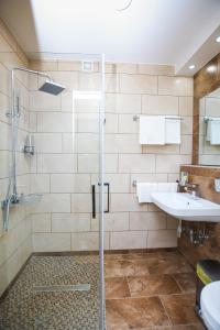 ein Badezimmer mit Dusche und Waschbecken in der Unterkunft Danubiana Apartments 4 in Kladovo