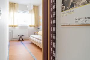 Habitación pequeña con cama y espejo. en Helsinki home by Johanna Gullichsen en Helsinki