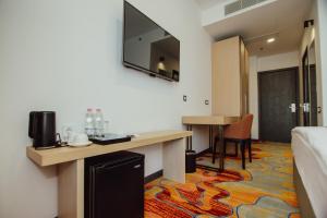 Televiisor ja/või meelelahutuskeskus majutusasutuses Graphic Hotel Batumi