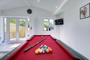 Billiards table sa The Cedars Luxury accommodation Fantastic location 15 minutes from Gatwick 13 minutes to London bridge