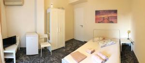 Posteľ alebo postele v izbe v ubytovaní Argo apartment 15min from the airport, 1min from the beach ARTEMIS CITY CENTER + 2 fotografie