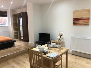 TV a/nebo společenská místnost v ubytování City Sparrow Apartments 4