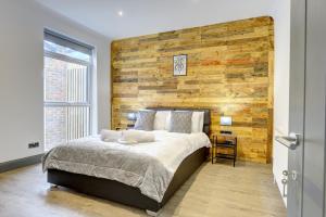 เตียงในห้องที่ The Cedars Luxury accommodation Fantastic location 15 minutes from Gatwick 13 minutes to London bridge