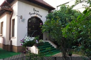 康斯坦察Casa Ferdinand的一座房子,前门有楼梯和鲜花