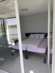 En eller flere senger på et rom på Vila ČAROLIJA Futog
