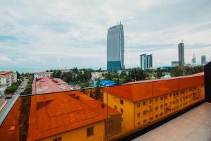 vistas a la ciudad desde el techo de un edificio en Graphic Hotel Batumi, en Batumi