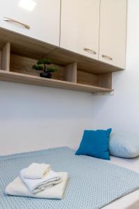 Ένα ή περισσότερα κρεβάτια σε δωμάτιο στο Apartmani Pranjić