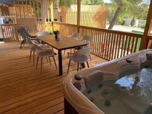 Luxury Mobile Houses Adria餐厅或其他用餐的地方
