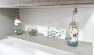 - une étagère avec une bouteille et d'autres articles dans l'établissement Appartamento Palazzo Moretto, à Chioggia 26 autres photos