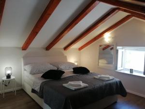 Giường trong phòng chung tại Dubrovnik house - Leni