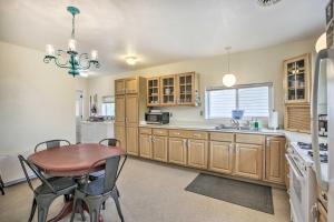 uma grande cozinha com uma mesa de madeira e uma sala de jantar em Lovely Thermopolis Home Less Than 3 Mi to Hot Springs em Thermopolis