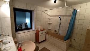 Koupelna v ubytování *Gemütliche Ferienwohnung in perfekter Lage* + 23 fotografií