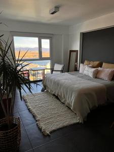 ウシュアイアにあるLiveUshuaia Beagle Viewのベッドルーム1室(大きなベッド1台、大きな窓付)