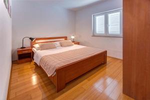 a bedroom with a large bed and a window at ERE Apartment in Srima