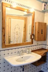 bagno con lavandino e specchio di Art and Sport Pinè a Baselga di Pinè