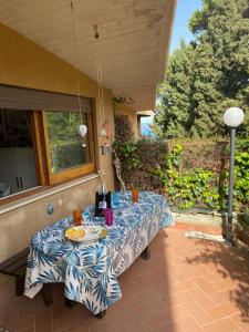 stół z talerzem jedzenia na patio w obiekcie ARGENTARIO… tutto da scoprire w mieście Porto Santo Stefano