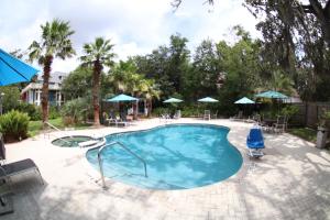 una piscina con sedie e ombrelloni in un resort di Hoyt House Luxury Bed & Breakfast a Fernandina Beach