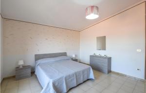 Ein Bett oder Betten in einem Zimmer der Unterkunft 2 Bedroom Cozy Apartment In Marina Di Strongoli