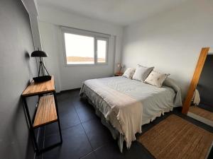 Un pat sau paturi într-o cameră la LiveUshuaia Beagle View Apartmento 2 dormitorios