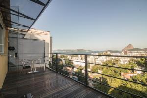 balcón con mesa y vistas a la ciudad en Casa Do Gato Cinzento, en Río de Janeiro