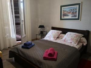 een slaapkamer met een bed met twee handdoeken erop bij Les logis de l'aqueduc in Ajaccio