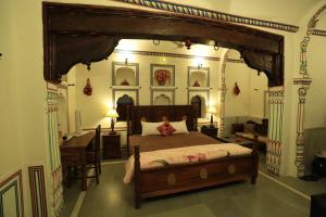 Un dormitorio con una cama y un escritorio. en Hotel Radhika Haveli, Mandawa, en Mandāwa 73 fotos más